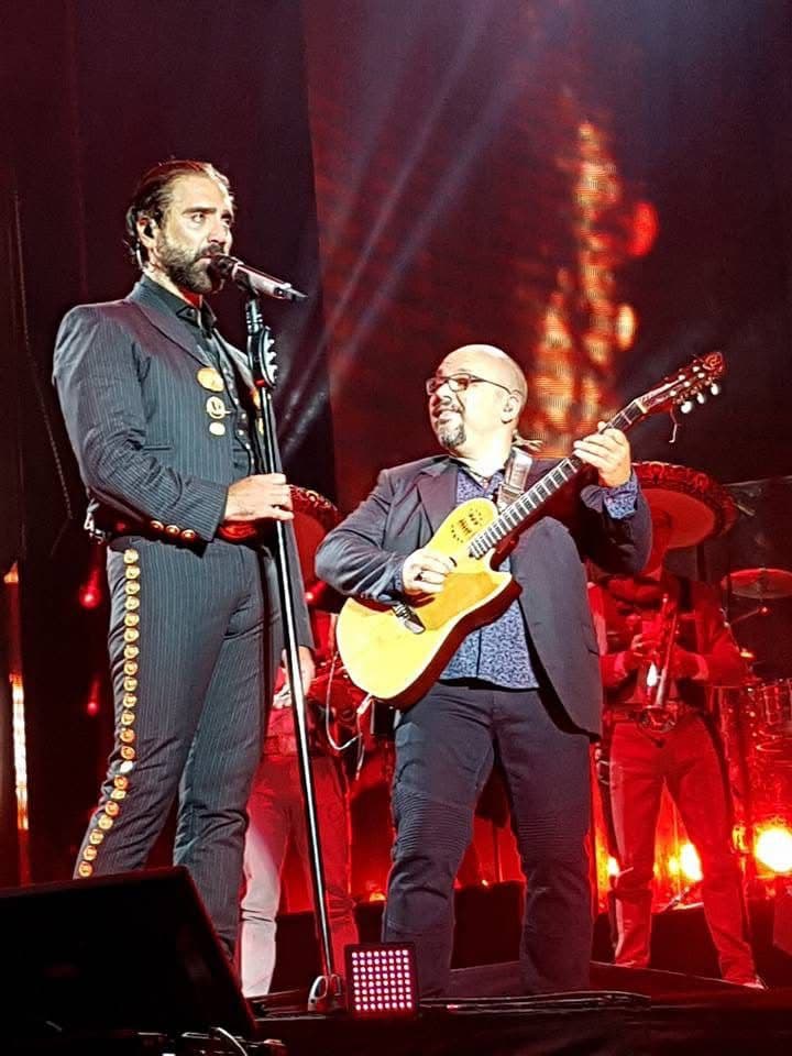 Artista en vivo durante un concierto organizado por Interlive